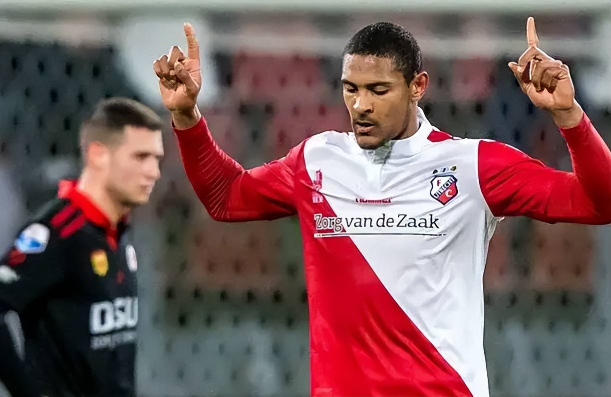 足球比赛中 足球比赛中