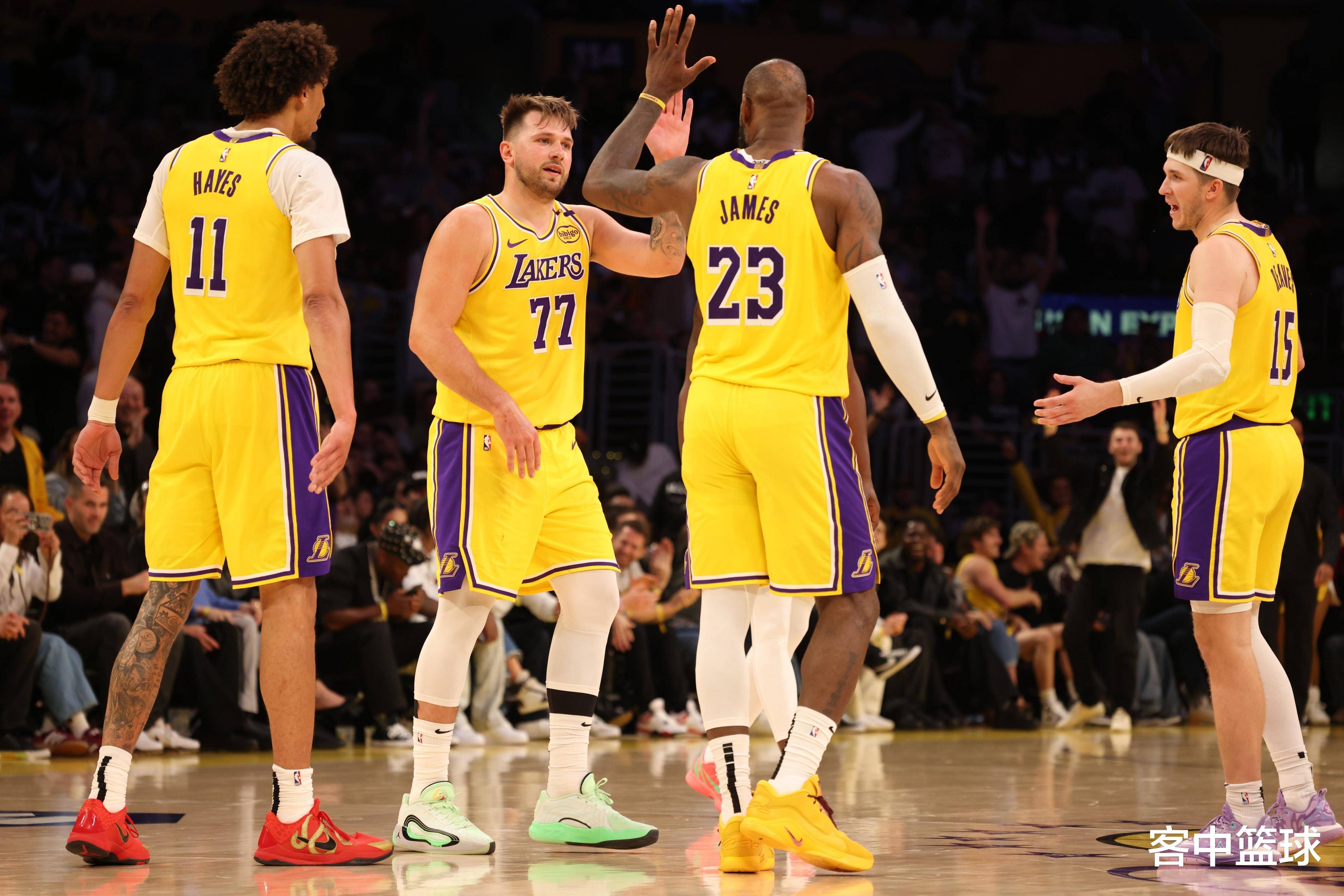 视频里一个 视频里一个